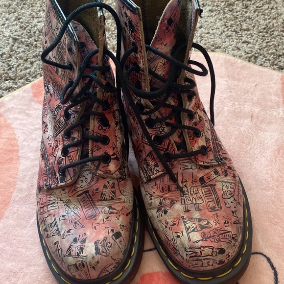 Doc Martens Airware London Print Rare US 7 worn but still in great doc condition - Picture 3 of 7
